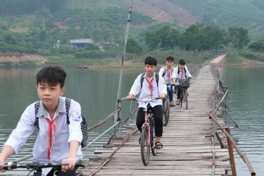 Học sinh vùng cao vượt cầu phao tới trường: Một cây cầu hai kỳ vọng