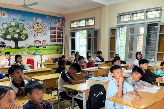 Tiền tăng giờ của giáo viên ở Điện Biên: Nơi chi ngân sách, chỗ bỏ tiền túi