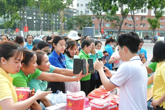 Sôi nổi ngày hội đổi rác lấy quà, lan tỏa lối sống xanh