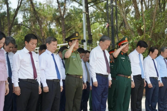 Tổng Bí thư, Chủ tịch nước Tô Lâm dâng hương tri ân các Anh hùng liệt sĩ tại Nghĩa trang Trường Sơn