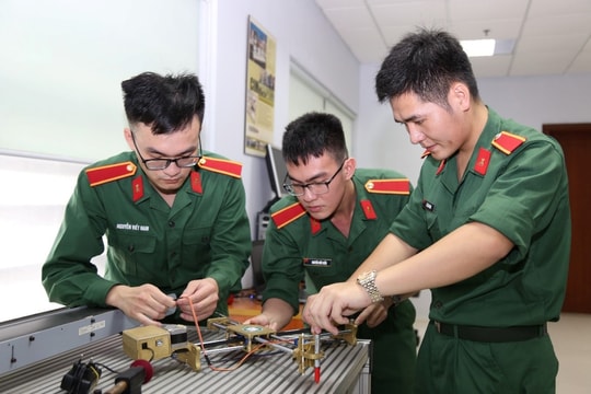 Phong thẳng hàm thượng úy cho kỹ sư quân đội tài năng