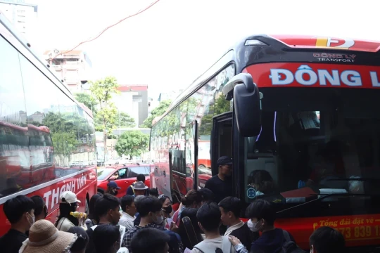 Bến xe Hà Nội 'nóng' trước kỳ nghỉ lễ: Người dân tay xách nách mang rời phố