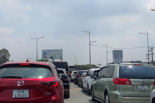 Kẹt xe hơn 10km ở TPHCM, phương tiện rồng rắn xếp hàng giữa nắng nóng