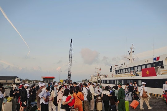 Bến cảng ra đảo Phú Quý, Nam Du chật kín khách