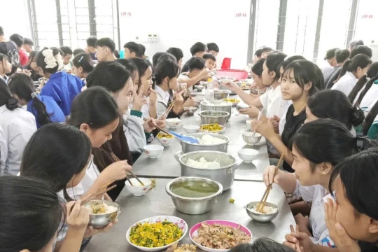 Giữ nhịp mùa thi từ những bữa cơm khuya