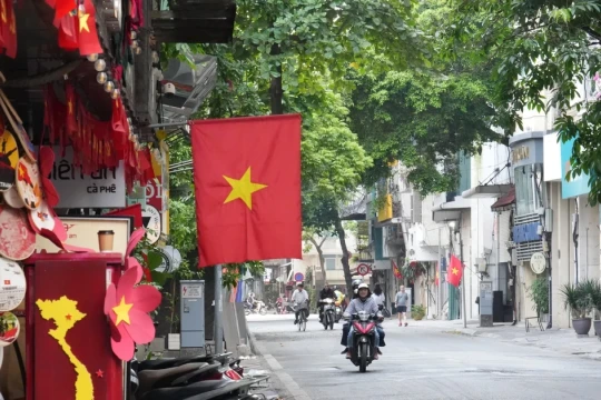 Thủ đô ngày 1/5: Phố phường thênh thang, Hà Nội yên bình hiếm thấy