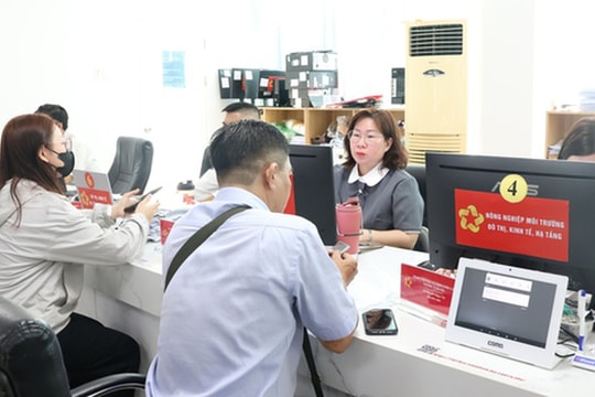 Từ ngày 1/5: Ai có quyền quyết định cho cán bộ TPHCM đi nước ngoài?