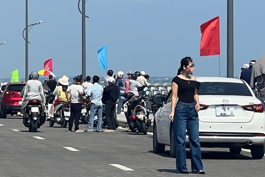 Công an khuyến cáo "nóng" việc dừng, đỗ xe trên cầu vượt cửa biển để check-in