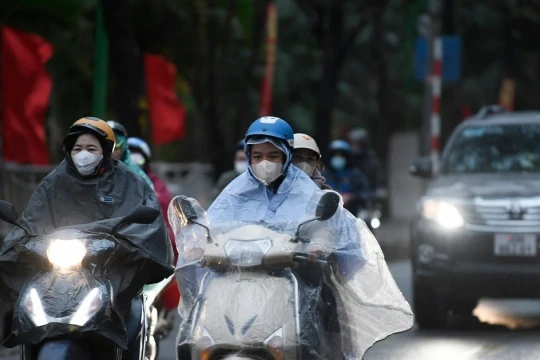 Dự báo thời tiết ngày 1/5: Bắc Bộ mưa dông, Nam Bộ nắng nóng