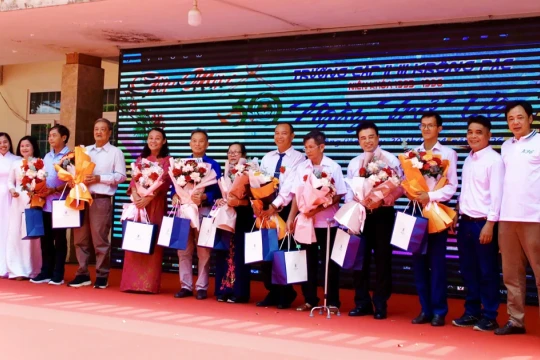 Cựu học sinh viết tiếp nghĩa tình dưới mái trường xưa