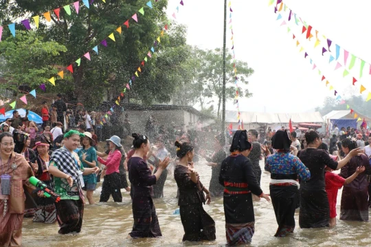 Tết té nước Núa Ngam: Nơi nước thiêng gọi mùa, bản sắc hội tụ