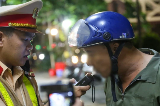 Công an Hà Nội duy trì cao điểm kiểm soát nồng độ cồn dịp nghỉ lễ