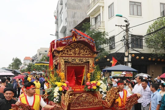 Khai hội truyền thống Đền Đô, chuyến tàu 5 cửa ô chở khách