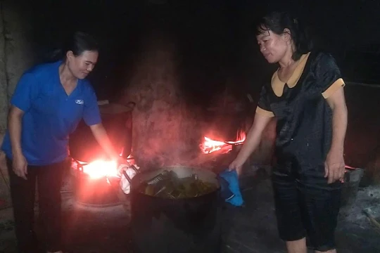 Làng bánh lá Quỳnh Viên: Đỏ lửa thâu đêm giữ hồn quê xứ Nghệ