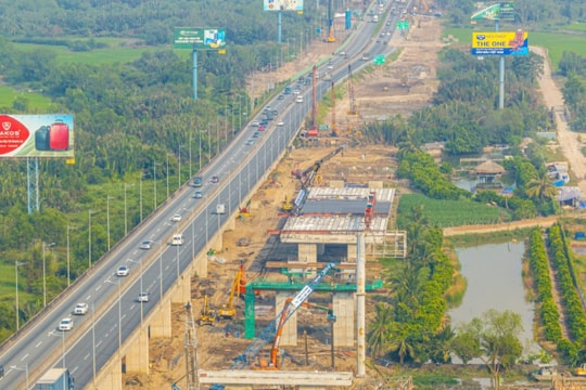 Công trường cao tốc trọng điểm thi công xuyên lễ 30/4-1/5