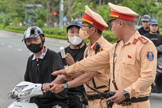 Hà Nội: Nhiều thanh niên rồ ga, quay xe chạy khi thấy CSGT nhưng không thoát