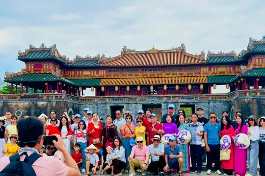 Du khách ùn ùn đổ về chơi lễ, Huế lập kỷ lục doanh thu bán vé