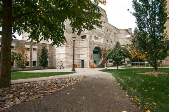 Hiệu trưởng Ivy League bị tố lái xe chèn sinh viên rồi bỏ đi