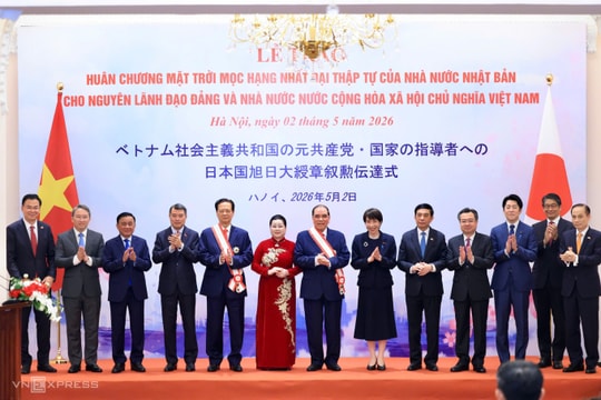 Thủ tướng Nhật trải nghiệm trống truyền thống Việt Nam