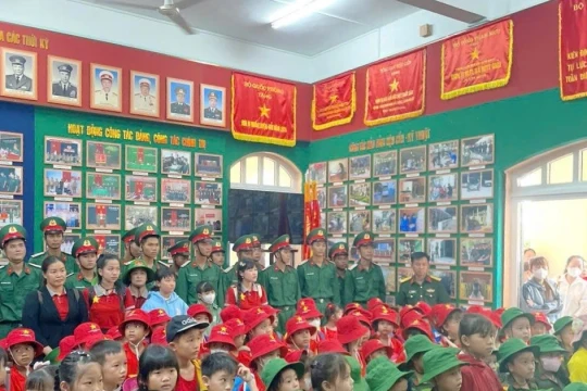 Trường mầm non ở An Giang GD truyền thống cho trẻ qua trải nghiệm quân đội