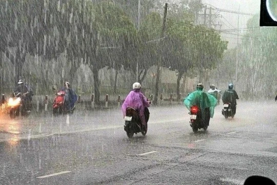 Dự báo thời tiết ngày 3/5: Bắc Bộ mưa to, Nam Bộ ngày nắng nóng