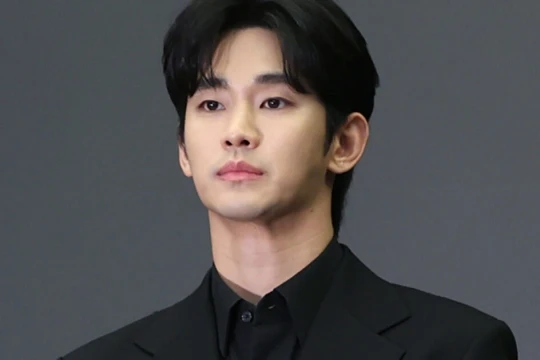 Kim Soo Hyun rơi vào 'tình trạng đáng lo ngại' sau bê bối đời tư