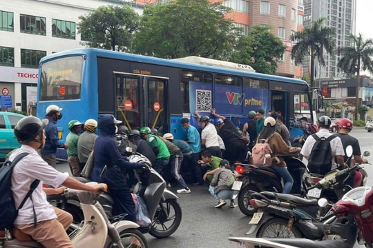 Hơn chục người nâng xe buýt cứu cô gái kẹt dưới gầm xe