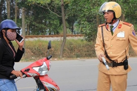 Mức phạt lỗi dùng điện thoại khi lái xe mới nhất 2026 đối với tất cả các loại xe, tài xế chú ý