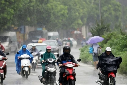 Dự báo thời tiết ngày 5/5: Bắc Bộ trời nắng, Nam Bộ mưa dông