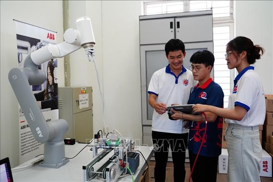 Điều chỉnh chương trình đào tạo nhân lực chất lượng cao lĩnh vực công nghệ chiến lược