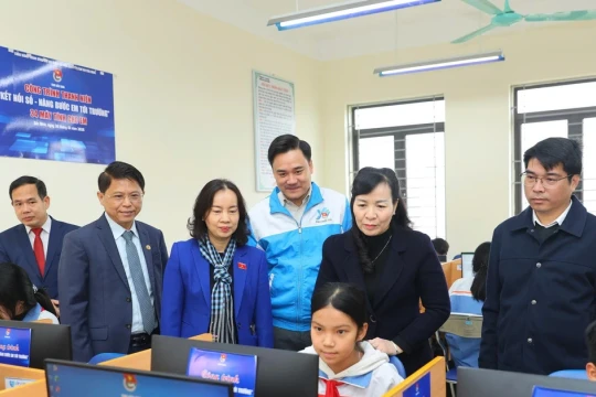 Bắc Ninh trao 100 máy tính từ công trình 'Kết nối số - Nâng bước em tới trường'