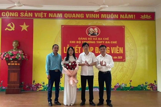 Trường miền núi Quảng Ninh kết nạp đảng viên mới cho học sinh ưu tú