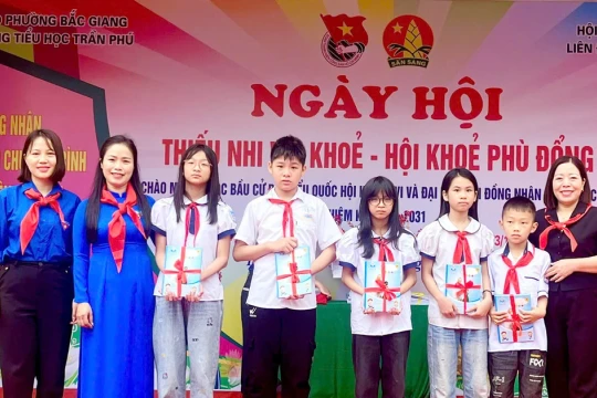 Giáo viên Bắc Ninh được nhận giải thưởng 'Cánh én hồng'
