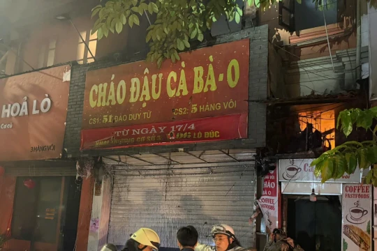 Ngôi nhà cháy ngùn ngụt giữa đêm ở Hà Nội