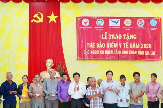 Trao tặng hơn 1.000 thẻ BHYT cho người dân khó khăn ở Gia Lai