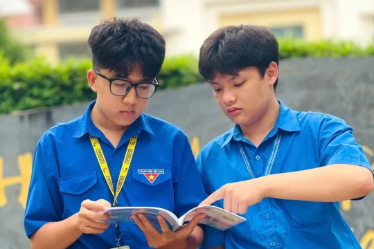 Học sinh 'chế' mặt nạ lọc khí từ bã mía