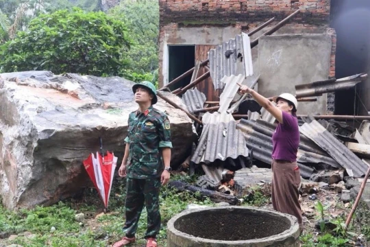 Tảng đá hàng chục tấn sạt xuống nhà dân ở Thanh Hóa, 3 mẹ con may mắn thoát nạn