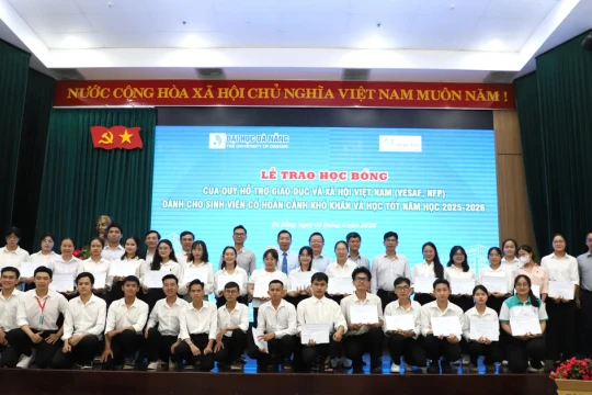Quỹ Hỗ trợ giáo dục và xã hội Việt Nam trao học bổng cho sinh viên ĐH Đà Nẵng
