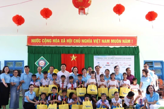 Trao hơn 200 suất quà cho học sinh đồng bào Cor ở Đà Nẵng