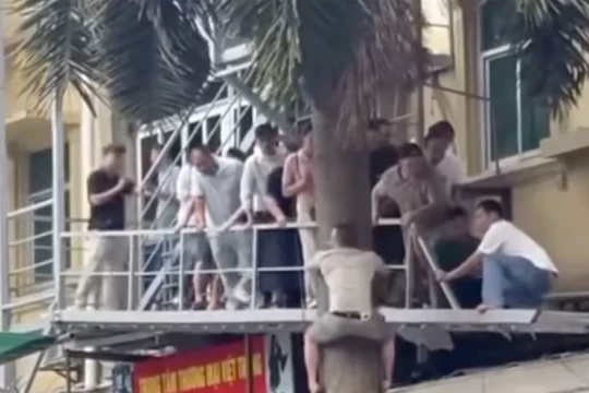 Công an Lạng Sơn nói gì về clip cho rằng 'nhiều người đu cây tháo chạy khỏi casino'