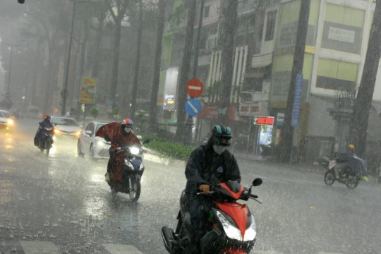 Dự báo thời tiết ngày 10/5: Bắc Bộ mưa to, Nam Bộ ngày nắng nóng