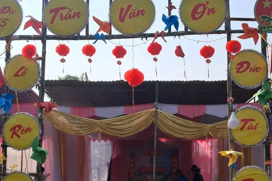 Cắm trại hay 'dự tiệc' dưới rạp cưới?