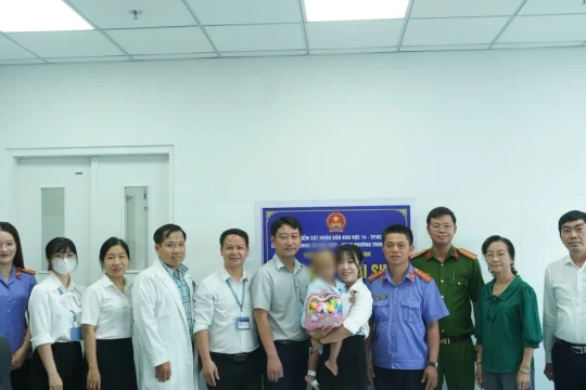 Trao giấy khai sinh cho bệnh nhi 2 tuổi bị bạo hành
