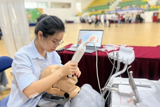 Học sinh lớp 12 băn khoăn: “Gia cảnh khó khăn có nên học y?”
