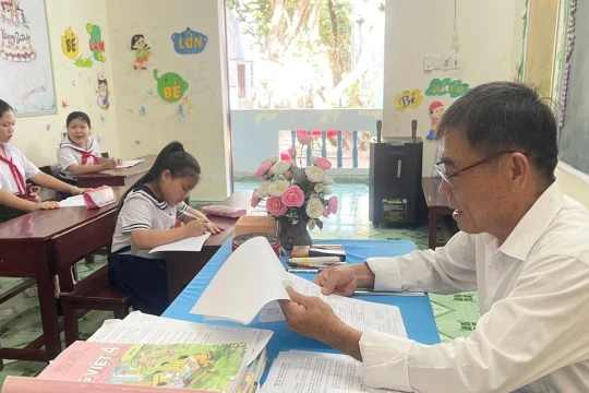 Người trồng mầm xanh tri thức trên đảo Trường Sa
