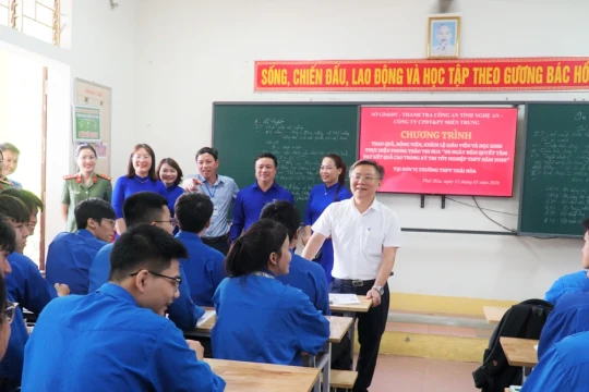Ngành Giáo dục Nghệ An tiếp sức học trò miền núi ôn thi tốt nghiệp THPT