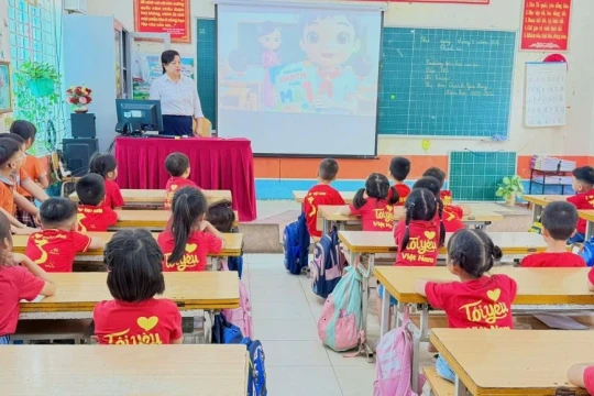 Bé 5 tuổi Phú Thọ hào hứng trải nghiệm 'Tập làm học sinh lớp 1'
