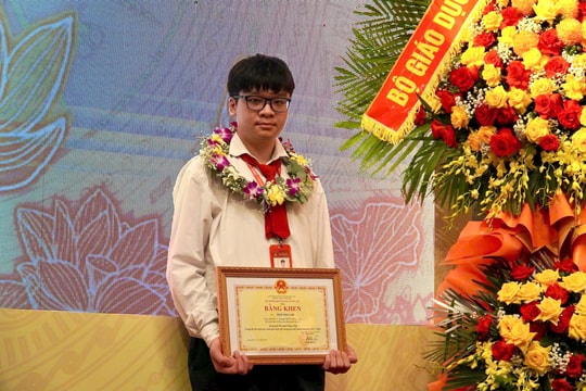 Học sinh Trường THPT Hoàng Long vinh dự nhận Bằng khen của Bộ trưởng Bộ GD&ĐT