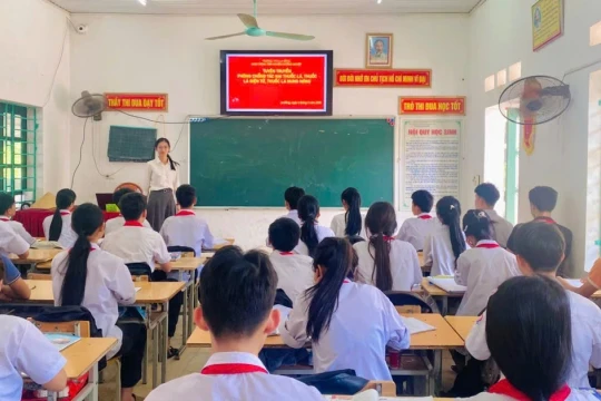 Kích hoạt cơ chế giám sát chéo giữa học sinh