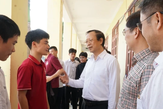 Thứ trưởng Phạm Ngọc Thưởng kiểm tra công tác chuẩn bị thi tốt nghiệp THPT tại Nghệ An